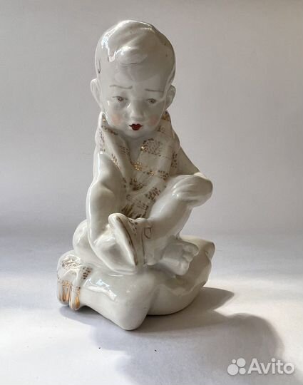 Статуэтка Мальчик на подушке Песочное