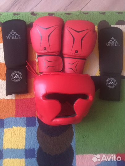 Боксерские перчатки и шлем