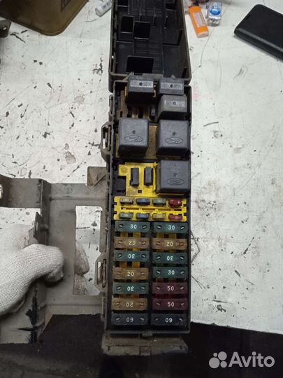 Блок предохранителей под капот Ford Explorer 2
