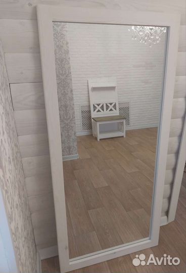 Зеркало в деревянной раме