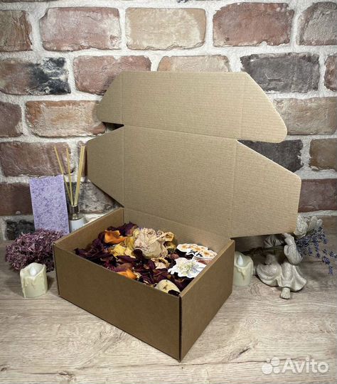 Подарочный бокс со сладостями, косметикой