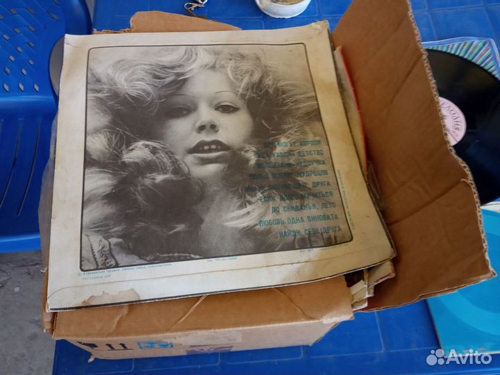 Фотоаппарат;фонарь разрядник ;грампластинки