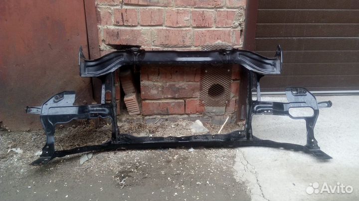 Продам рамку радиатора (телевизор) Toyota Gaia