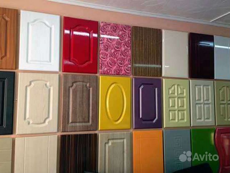 Угловые кухни мдф пленка. Двухцветные фасады для кухни. Фасады для кухни. Кухня из мдф покрытая пленкой. Пленка для фасадов кухни.