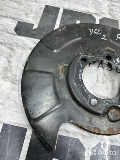 Щиток тормозного механизма задний правый Infiniti