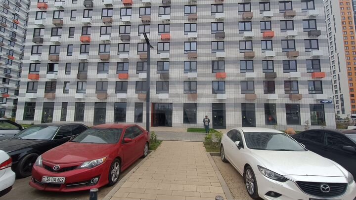 Угловое с витринами 79 м²