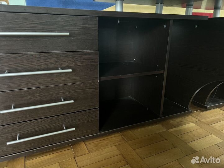 Угловой письменный стол с полками