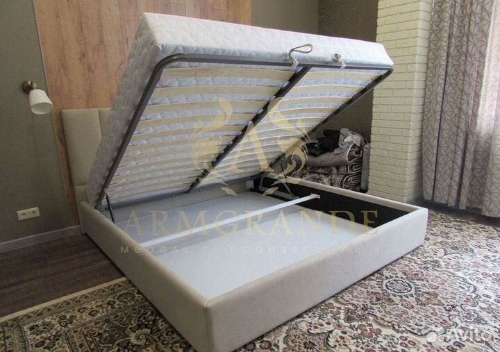 Кровать с мягким изголовьем