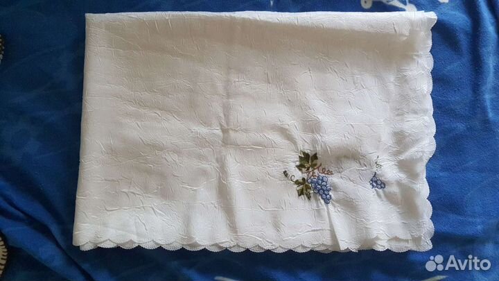 Два набора скатерти, салфетки, дорожки