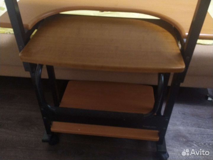 Компьютерный стол из дерева