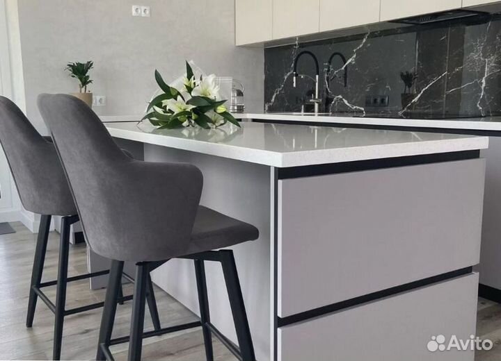 Прямая кухня в бежевом глянце и матовом дереве