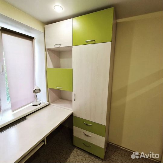 Детская рабочая зона у окна для двоих