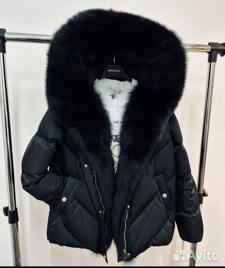 Пуховик с чёрным мехом песца