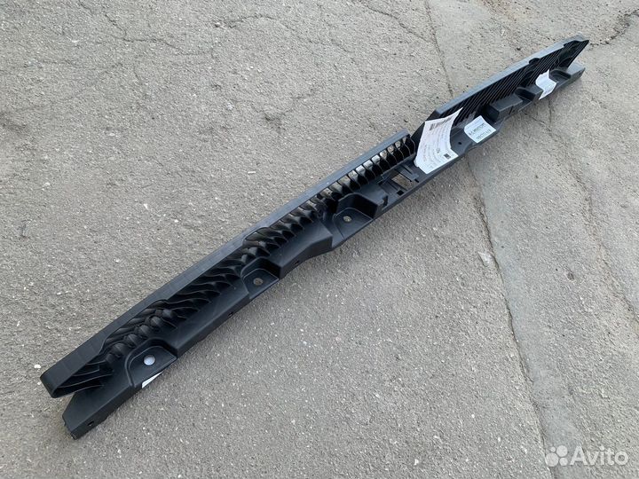 Направляющая заднего бампера центральная Tiguan 2