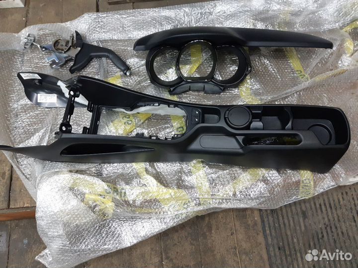 Центральная консоль и козырек приборной панели