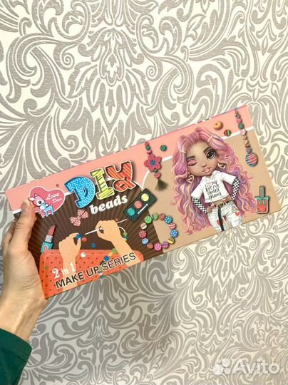 Набор косметики + бусинки для рукоделия