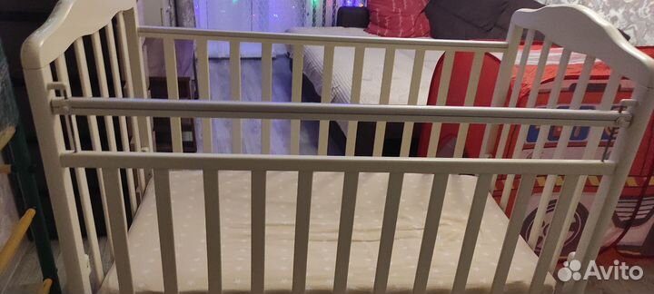 Детская кроватка и пеленальный комод