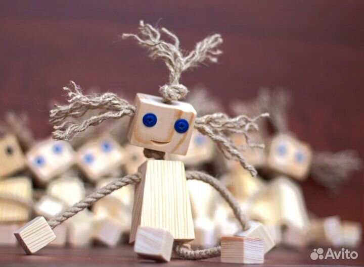 Пара сувенирных кукол из дерева