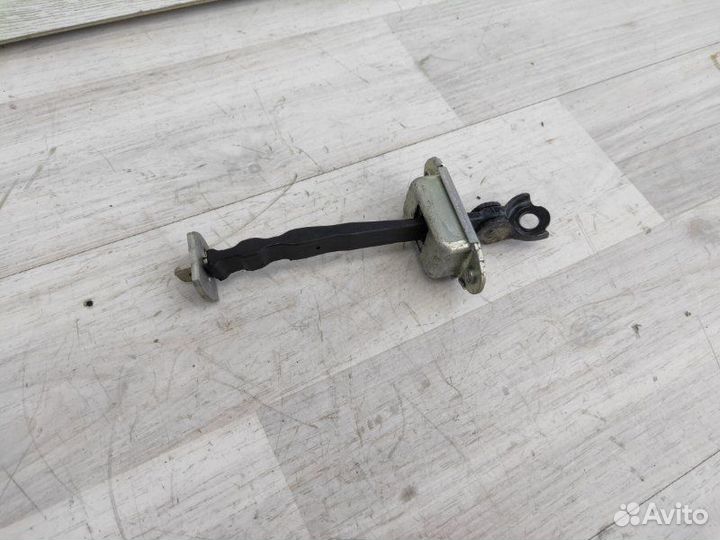 Ограничитель двери задний правый Nissan Note E11