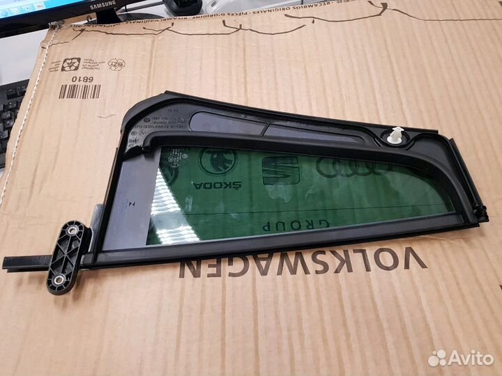 Стекло боковое малое заднее левое 5NA845213E