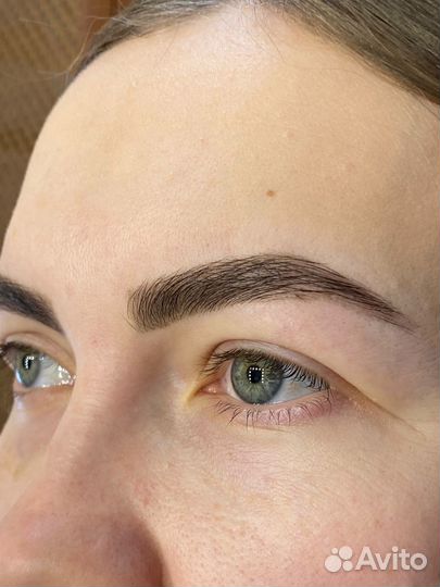 Модель на брови