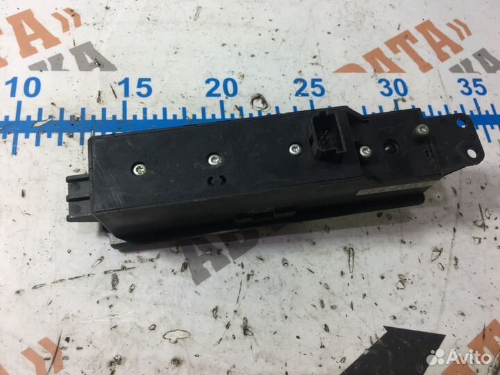 Кнопка стеклоподъемника передней правой двери