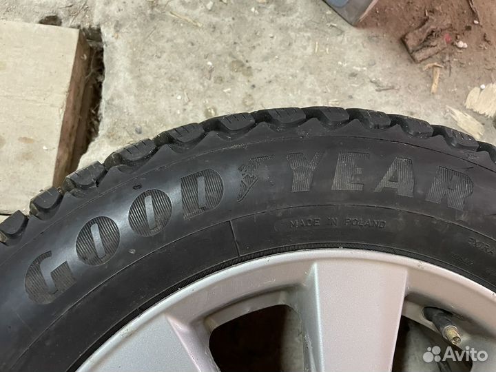 Goodyear Ultragrip Ice Arctic 215/60 R16 99