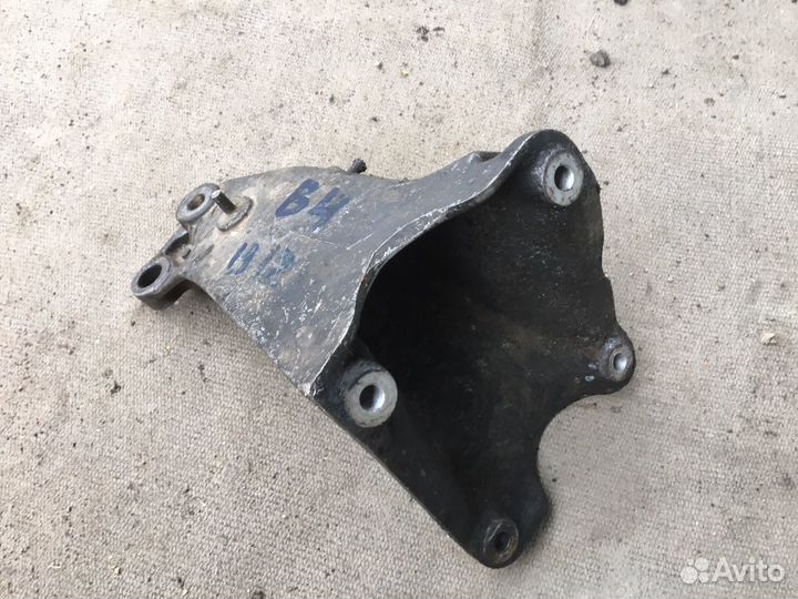 Кронштейн двигателя правый Фольксваген пассат б4