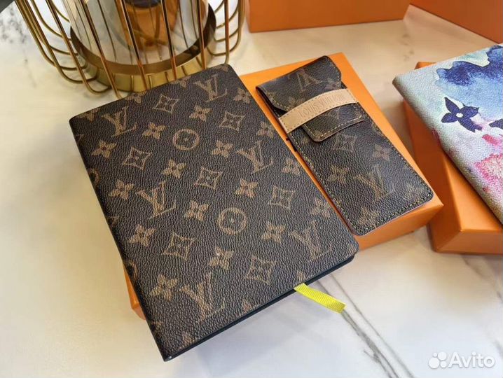 Набор Louis Vuitton: блокнот, пенал и ручка
