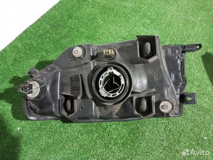 Фара галогеновая правая Mitsubishi Pajero Io H76W