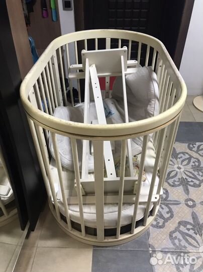 Детская кроватка с маятником овальная