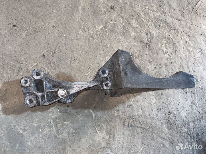 Кранштейн 038903143AF Skoda VW Ausi Seat