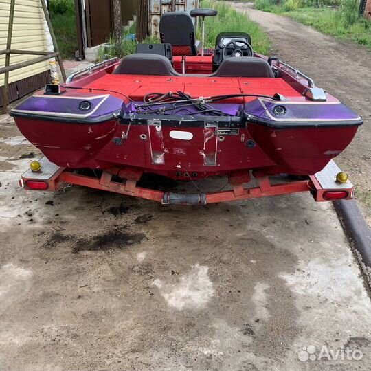 Катер скоростной Skeeter