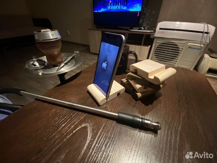 Подставка для телефона и планшета из дерева