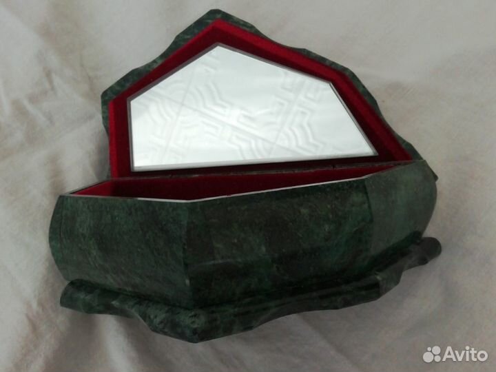 Шкатулка малахитовая