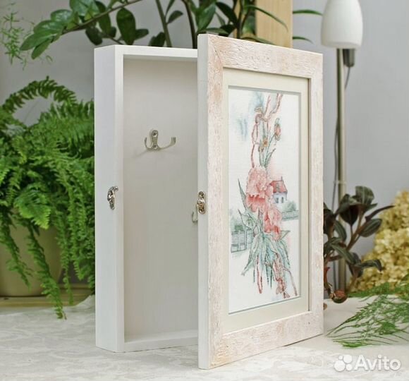 Ключница с вставкой ручной вышивки