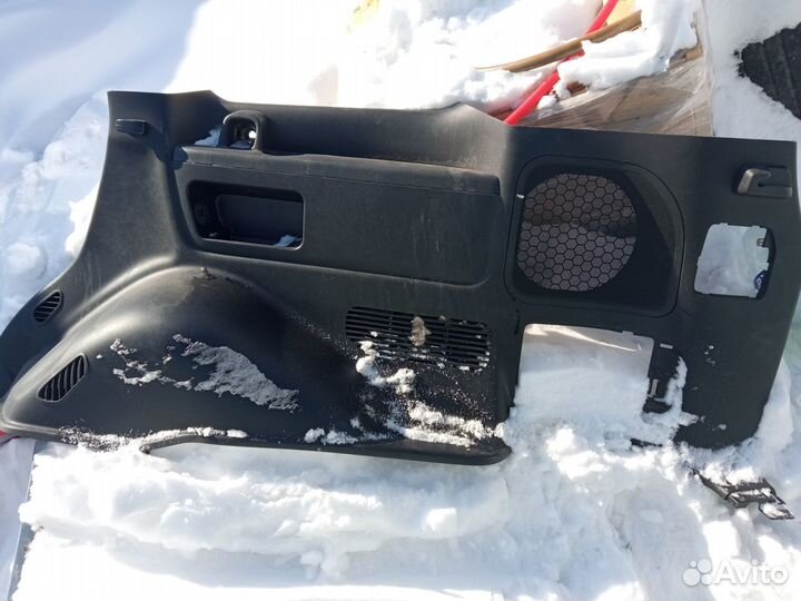 Обшивка багажника правая toyota land cruiser