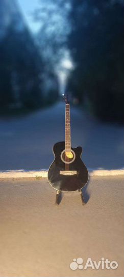 Черная электроакустическая гитара