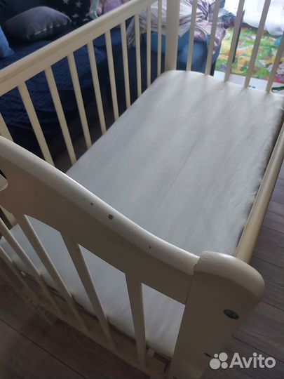 Детская кроватка с продольным маятником