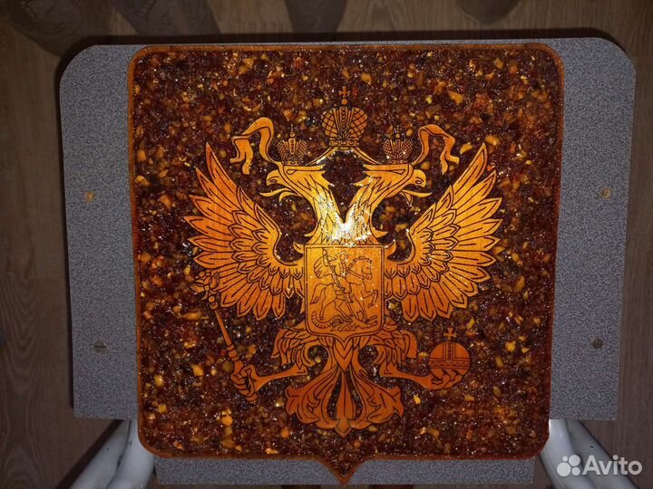 Герб из янтаря