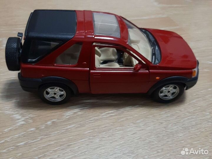Коллекционная Машинка land rover freelander