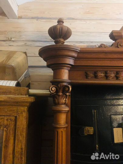 Шкаф старинный из массива дуба