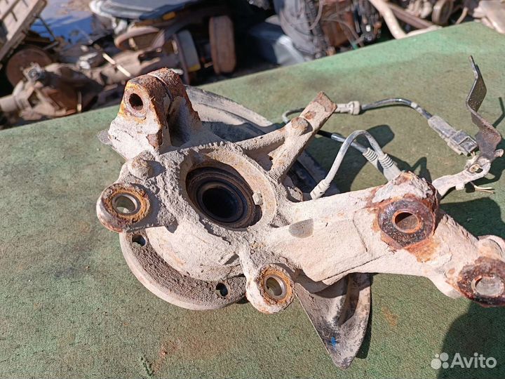 Поворотный кулак левый Рено сандеро степвей 2016 г