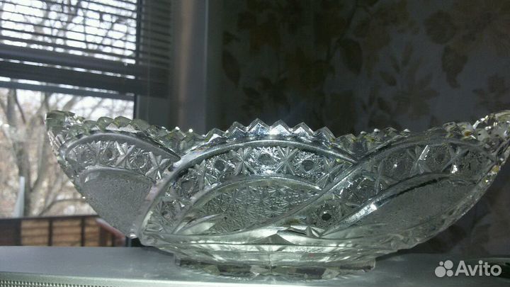 Хрустальные конфетница и ладьи