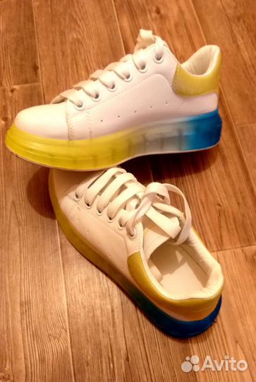 Женская кроссовка