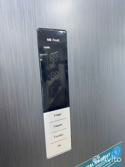 Серебристый холодильник Dexp NoFrost (200 см) /72