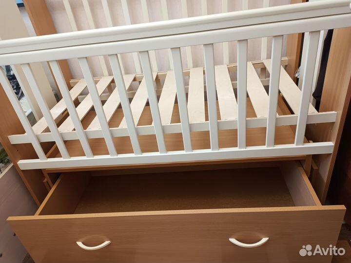 Детская кроватка с маятником и ящиком