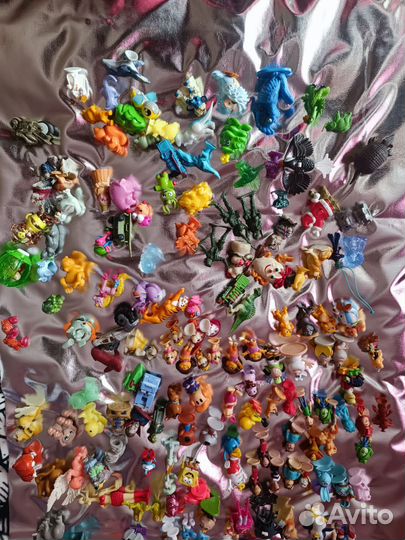 Очень много Киндер игрушек