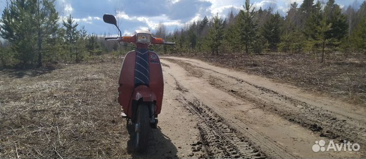 Ретро скутер на ходу