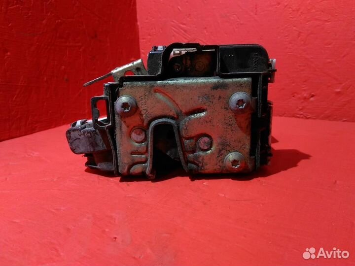 Замок двери передней правой Фольксваген Венто 91